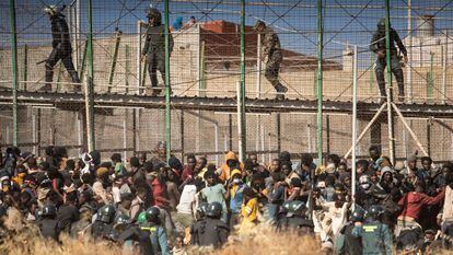Agentes de la Guardia Civil controlan a parte de los inmigrantes que el pasado viernes cruzaron la valla fronteriza de Melilla.