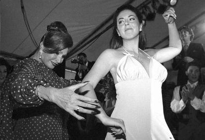 Rocío Jurado (e), balla amb la seva filla Rocío Carrasco, durant la festa posterior a les noces de la filla amb Antonio David Flores, el 1996.