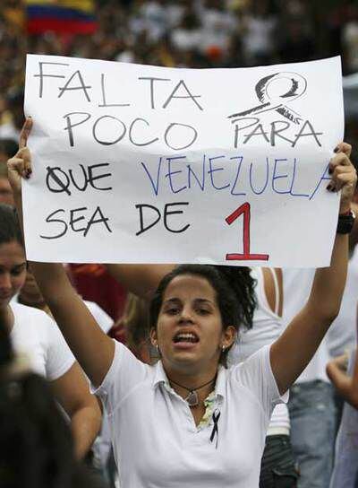 Una estudiante, durante la manifestación que se celebró ayer en Caracas para apoyar a RCTV.