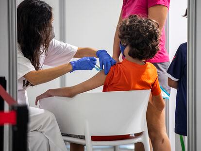 Un niño recibe la dosis de la vacuna contra el coronavirus en Valencia.