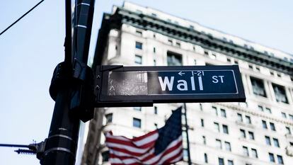 Un cartel de Wall Street, cerca de la Bolsa de Valores de Nueva York.