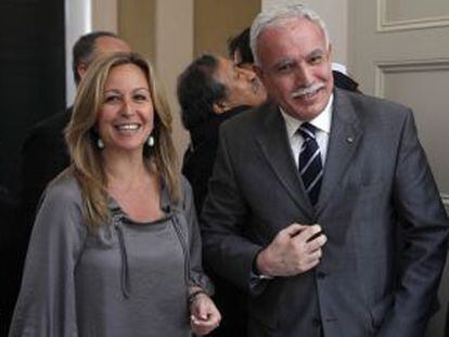 La ministra Jiménez con su homólogo palestino, Riad al Malki, en Madrid. 