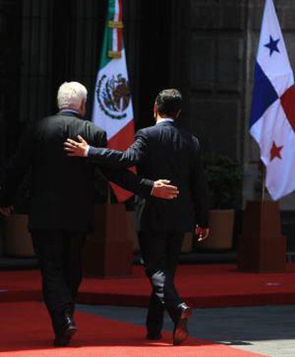 El presidente de México , Enrique Peña Nieto (d) y su homólogo de Panamá , Ricardo Martinelli (i) tras pasar revista a una parada militar durante la ceremonia de bienvenida hoy lunes , 24 de marzo de 2014 en Palacio Nacional de Ciudad de México.