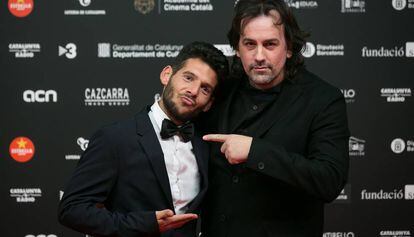 Isaki Lacuesta con uno de los protagonistas de Entre dos aguas, Israel Gómez, la película triunfadora de los Gaudí 2019.   