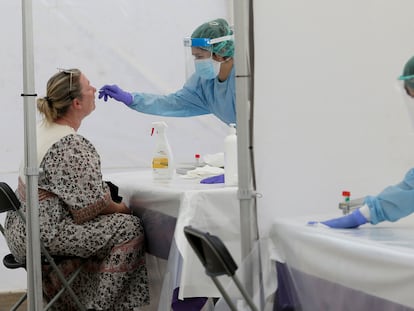 Facultativos realizan pruebas PCR en Ordizia (Gipuzkoa) por un brote en una zona de bares.