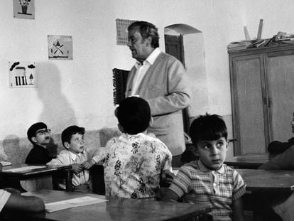 Fotograma de la serie 'Crónicas de un pueblo' con el maestro, don Antonio, interpretado por Emilio Rodríguez, rodeado de sus alumnos.