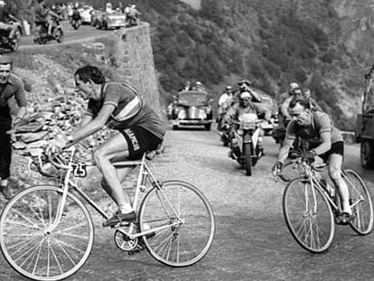 Coppi y Rabic, en la ascensi&oacute;n a Alpe d&#039;huez de 1952.