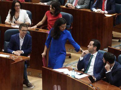 En el sentido de las agujas del reloj, Íñigo Errejón, Isa Serra, Rocío Monasterio e Ignacio Aguado, en la Asamblea de Madrid.