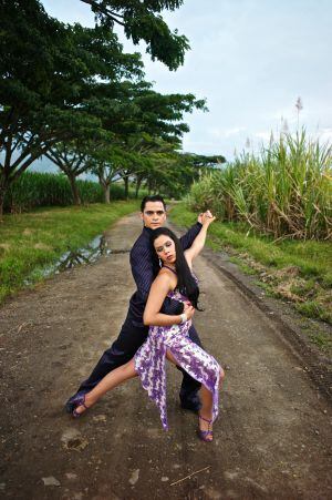 Bailarines colombianos bailan salsa en Cali, en una plantación de caña de azúcar.