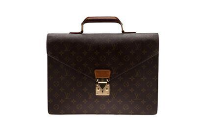 Maletín
	

	Su nombre hace referencia a la maleta pequeña que usan los oficiales y soldados de la caballería del Ejército. Sin embargo, también es un imprescindible en horario de oficina. En la imagen, uno de los diseños de Louis Vuitton.