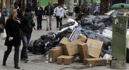 Vecinos de Jerez de la Frontera sortean la basura acumulada durante la pasada huelga.