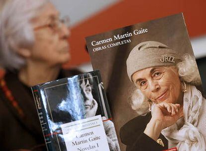 En segundo plano Ana Martín Gaite, hermana de Carmen, durante la presentación de las Obras Completas