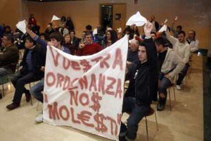 Vecinos protestan contra la normativa de Vilagarc&iacute;a, ayer en el pleno. 