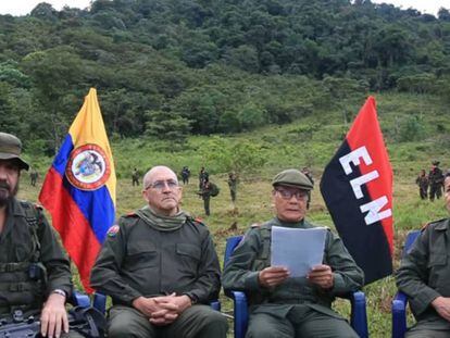El líder del ELN, Nicolás Rodríguez Bautista, alias 'Gabino', junto a otros miembros de la guerrilla hace dos semanas.
