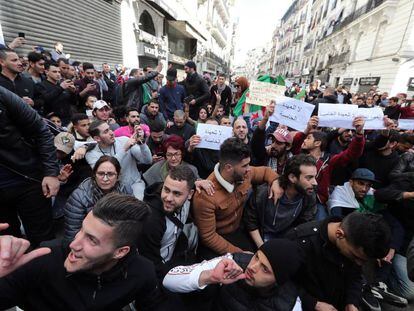 Manifestantes argelinos corean cánticos este domingo en Argel en contra de la candidatura de Abdelaziz Buteflika para optar a un quinto mandato como presidente.
 