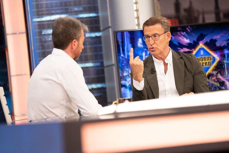 El candidato del Partido Popular a la presidencia del Gobierno, Alberto Núñez Feijóo, y el presentador Pablo Motos durante la entrevista de 'El Hormiguero'.