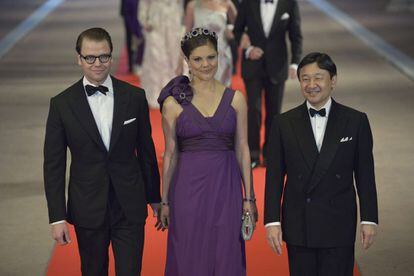 Los príncipes de Suecia, Victoria y Daniel, con el príncipe heredero de Japón. Naruhito.