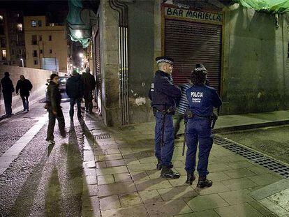 Dos guardias urbanos en la calle de Sant Ramon, del barrio del Raval.
