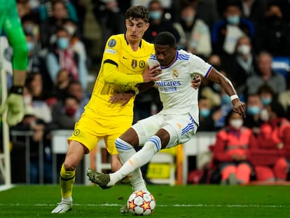 Alaba pugna por un balón con Havertz durante el Madrid-Chelsea de cuartos de Champions.
