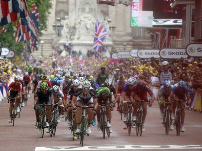 Kittel, a punto de cruzar la meta en la tercera etapa del Tour.