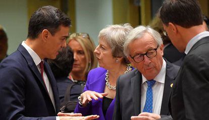 Pedro Sánchez, junto a Theresa May y Jean-Claude Juncker, el jueves en Bruselas.