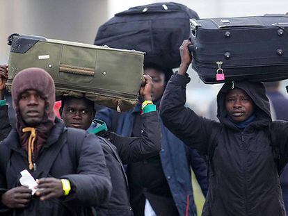 Migrantes en Calais desalojan el campamento.