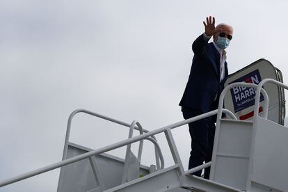 Biden aborda el avión que lo lleva a Florida.
