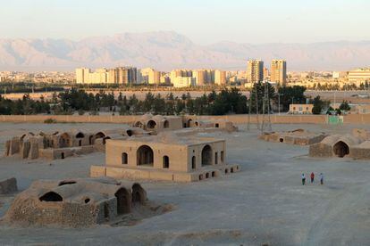 La ciudad de Yazd (al fondo), en el centro del país, conserva importantes yacimientos de la tradición zoroastriana iraní.