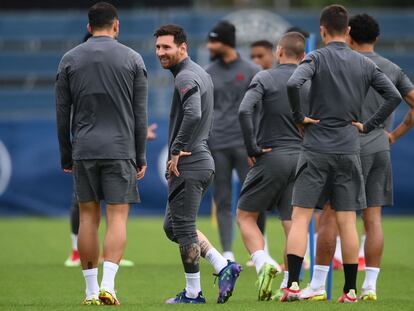 Messi habla con Paredes durante el entrenamiento del PSG, este lunes.