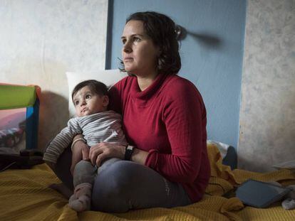 Hzno Salo, refugiada yazid&iacute; de 24 a&ntilde;os,sostiene a su hija de seis meses Xzidxan en la habitaci&oacute;n de hotel donde viven en la localidad de Agios Athanasios, cerca de Tesalonica, en Grecia, el pasado 21 de diciembre de 2016. 