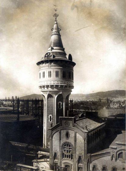Torre que proveïa aigua a la fàbrica Catalana de Gas a Barcelona el segle XIX.