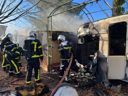 Bomberos de la Comunidad de Madrid sofocan un incendio en el camping Caravan Garden de Aldea del Fresno, el pasado 17 de diciembre.