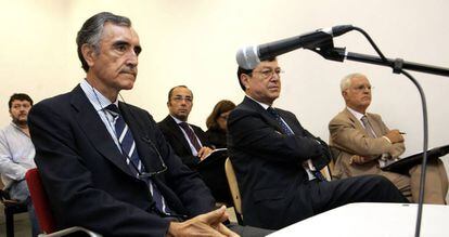 José María Castellano (en primer plano) declarando en un juicio relacionado con las cajas gallegas en 2012.