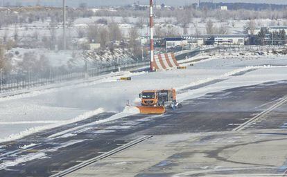 Varios camiones trabajan para quitar la nieve y el hielo de la pista del aeropuerto Madrid-Barajas Adolfo Suárez, en Madrid