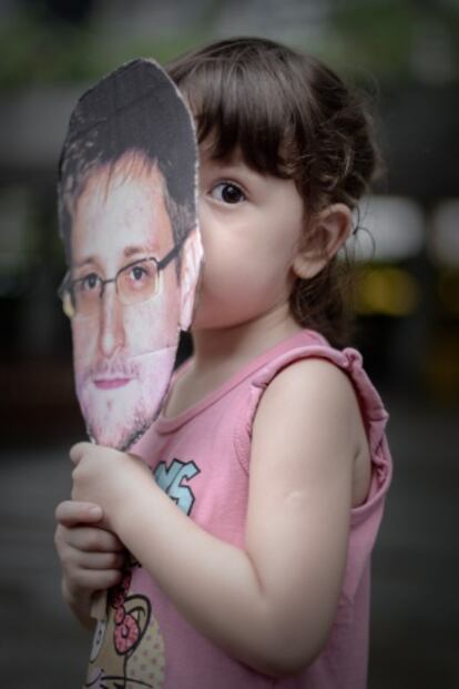 Una niña con una careta de Snowden en Hong Kong.