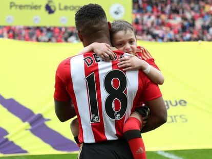 Jermain Defoe sujeta en brazos a Bradley Lowery, en un partido disputado en mayo. 