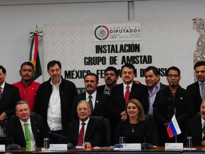 El embajador ruso en México, Víktor Koronelli (abajo a la izquierda, con corbata verde), posa con diputados de Morena, PT y el PRI, el 23 de marzo.
