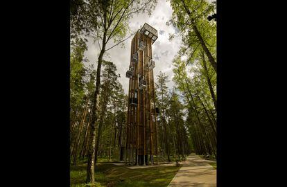 <b>MIRADOR PARQUE DE DZINTARI (JURMALA, LETONIA) / ARHIS ARCHITECTS. </b>En lo alto de este mirador —a 33,5 metros y 203 escalones del suelo boscoso— hay una especie de jaula. La vista alcanza hasta el mar Báltico, la ciudad letona de Jurmala y, con algo de suerte, los edificios más altos de Riga. El arquitecto Arnis Kleinbergs, del estudio ARHIS, utilizó perfiles metálicos galvanizados, vigas de madera de pino y rejas metálicas industriales en su construcción. Abrió en 2010.