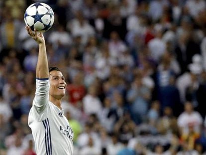 Cristiano Ronaldo, con el balón del hat trick al Bayern. En vídeo, declaraciones de Zidane sobre el delantero.