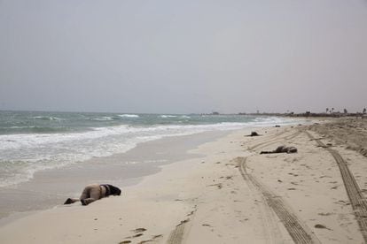 Varios cadáveres en una playa en Zuwarah al oeste de Trípoli en Libia.