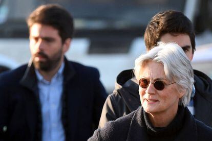 Penélope Fillon, esposa del candidato conservador François Fillon, llega con sus hijos Edouard y Antoine para votar en Solesmes, al noroeste de Francia.