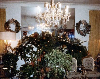 La navidad horror vacui en el interior de la casa de Edith Menard en 1986.