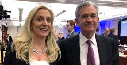 El presidente de la Fed Jerome Powell junto a la gobernadora Lael Brainard, en una imagen de junio de 2019.  