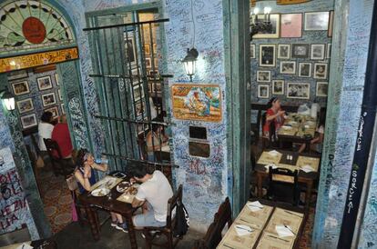 Interior de la popular La Bodeguita del Medio.