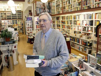 Ignacio Latierro, cofundador de Lagun, ayer, en la librería de San Sebastián que cumple medio siglo de vida.