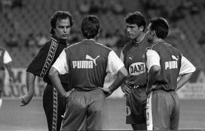 Bielsa da instrucciones a tres jugadores del Espanyol en 1998.