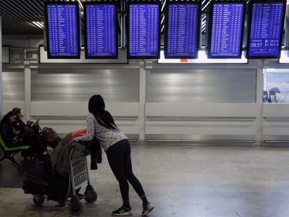 Paneles de vuelos en la t&eacute;rminal 2 del aeropuerto Adolfo Su&aacute;rez Madrid-Barajas.