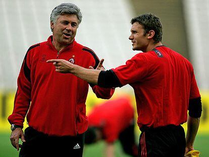 Shevchenko intercambia impresiones ayer con Carlo Ancelotti.