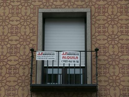 Cartel de alquiler en una vivienda en Segovia, el pasado enero.