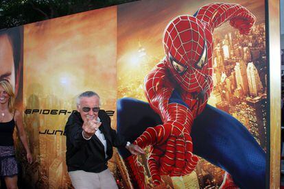 Stan Lee en el estreno de una película sobre Spiderman en el teatro Mann's Village de Westwood, California, el 22 de junio de 2004.
